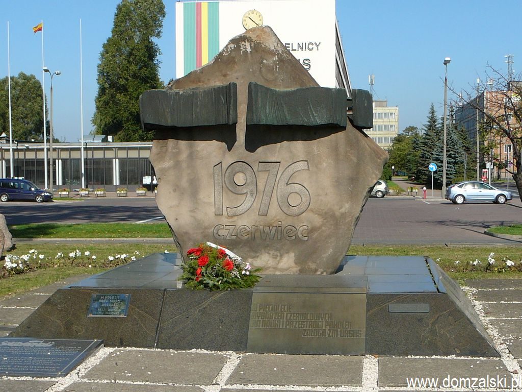 Pomnik Czerwca 76 przed dawnym budynkiem dyrekcyjnym ZPC Ursus, obecnie będącym siedzibą Urzędu Dzielnicy Ursus m.st. Warszawy. Pomnik projektował Leszek Nadstawny.